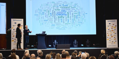 Proef_kaas_Barbara_Hart_Barlactica_congres_facenetwork_podium_BoerenZuivel