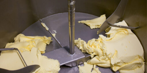Zo_maak_je_lekkere_karnemelk_boter_BoerenZuivel
