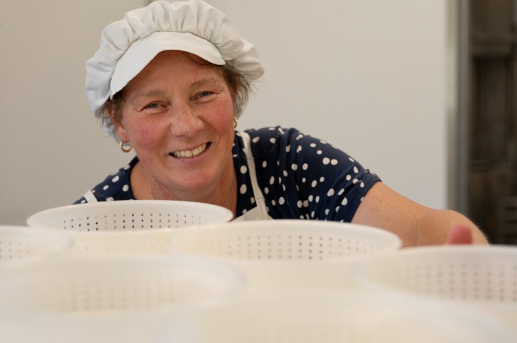 Zachte_kaasjes_karakter_vergrootglas_naar_gekeken_Christine_Wipfler_BoerenZuivel