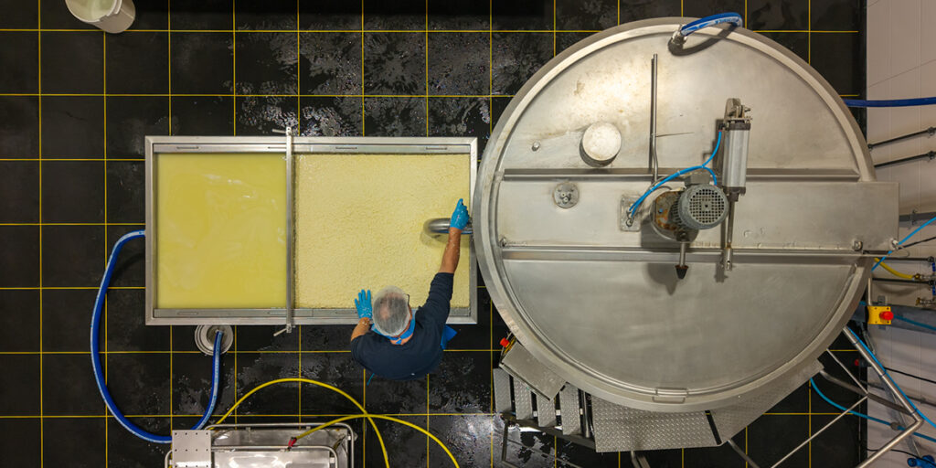 Land_van_Boer_Zuivel_De_Venehoeve_machine_kaasmaken_BoerenZuivel